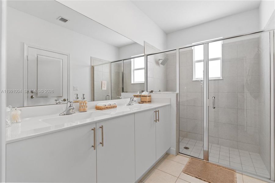 Furnished interior view inside a new home in , Homestead (Image 35).