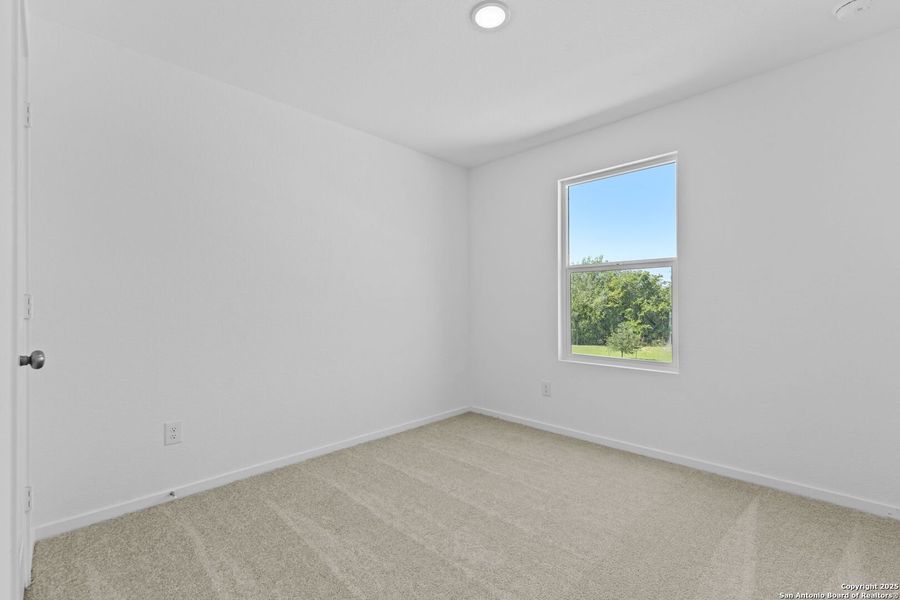 Spacious, unfurnished interior of a new home in Lodi Grove, Floresville (Image 25).