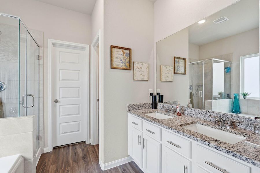 Furnished interior view inside a new home in Hunter's Creek, Huntsville (Image 13).