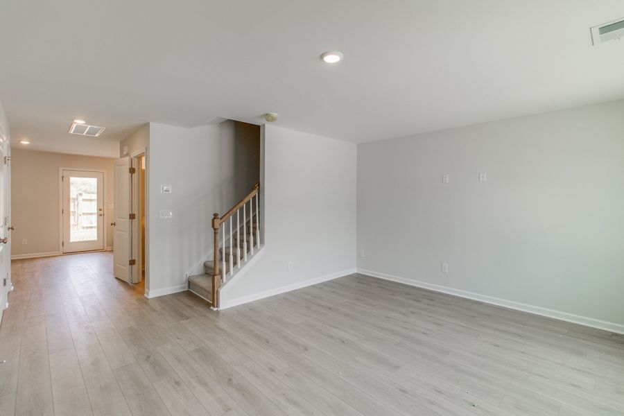 Spacious, unfurnished interior of a new home in Astoria, Columbia (Image 12).