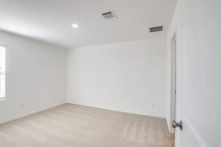 Spacious, unfurnished interior of a new home in Bastrop Grove: Stonehill Collection, Bastrop (Image 8).