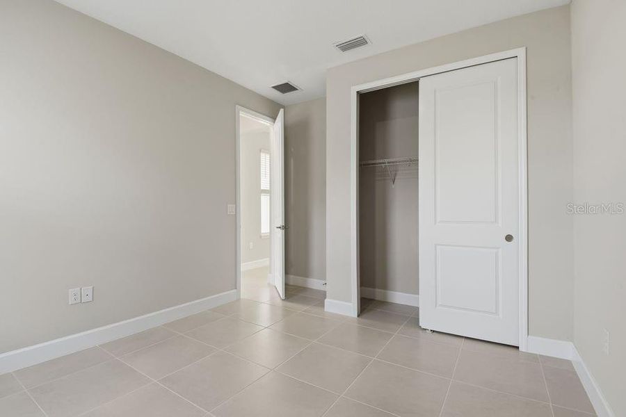 Spacious, unfurnished interior of a new home in Ardisia Park, New Smyrna Beach (Image 24).