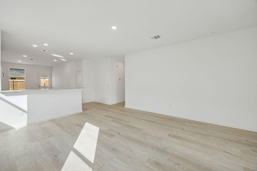 Spacious, unfurnished interior of a new home in Stokesbury, Waller (Image 19).