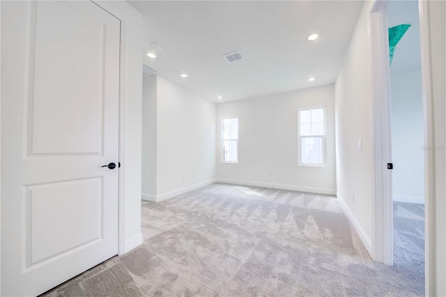 Spacious, unfurnished interior of a new home in Bungalow Walk at Lakewood Ranch, Lakewood Ranch (Image 28).