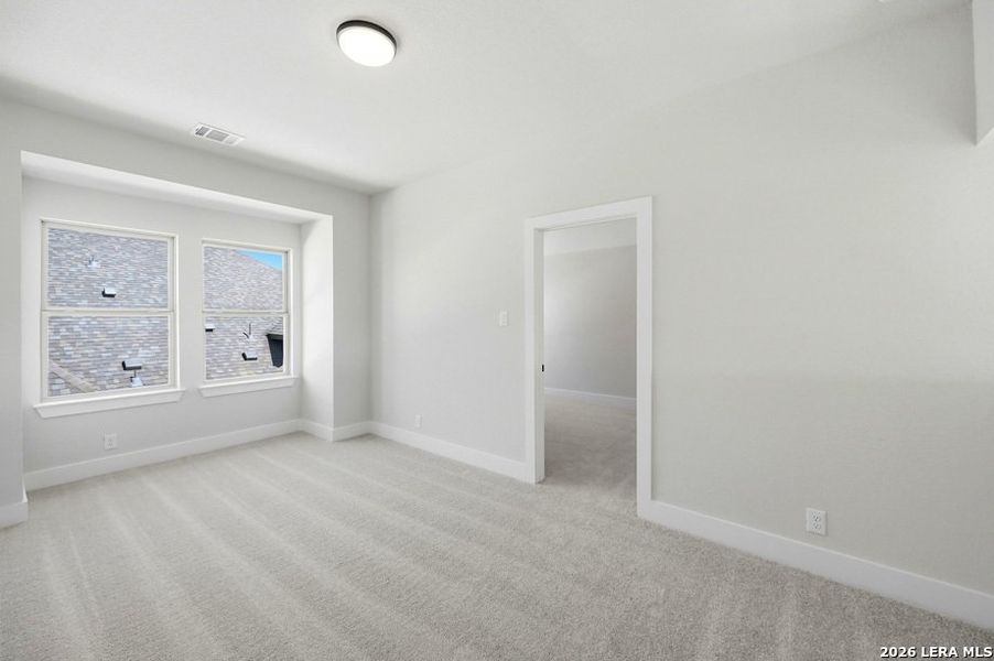 Spacious, unfurnished interior of a new home in Venado Crossing, Cibolo (Image 18).