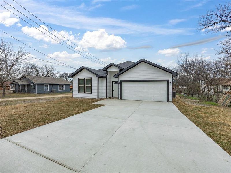 Front exterior of a new home in , Italy, TX, highlighting curb appeal (Image 14).