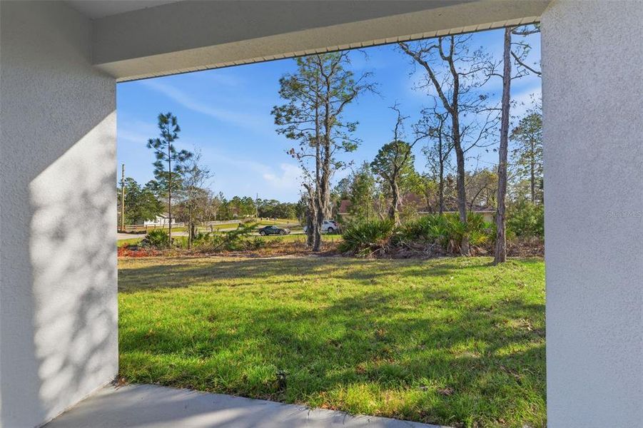 Exterior details and patio area of a home in , Dunnellon (Image 3).