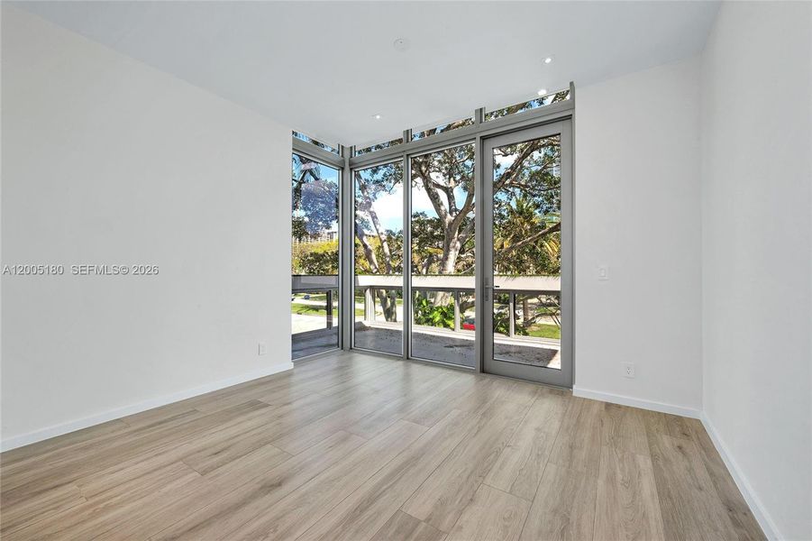 Spacious, unfurnished interior of a new home in , Miami (Image 43).