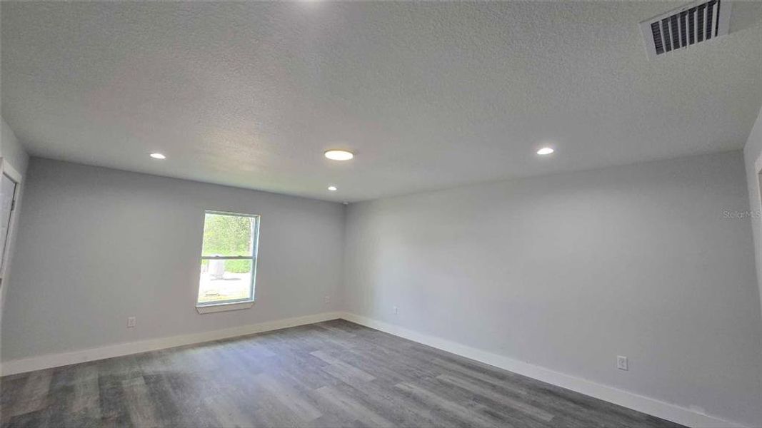 Spacious, unfurnished interior of a new home in , Dunnellon (Image 21).
