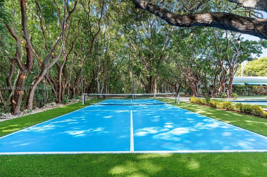 Exterior details and patio area of a home in , Islamorada, Village of Islands (Image 44).