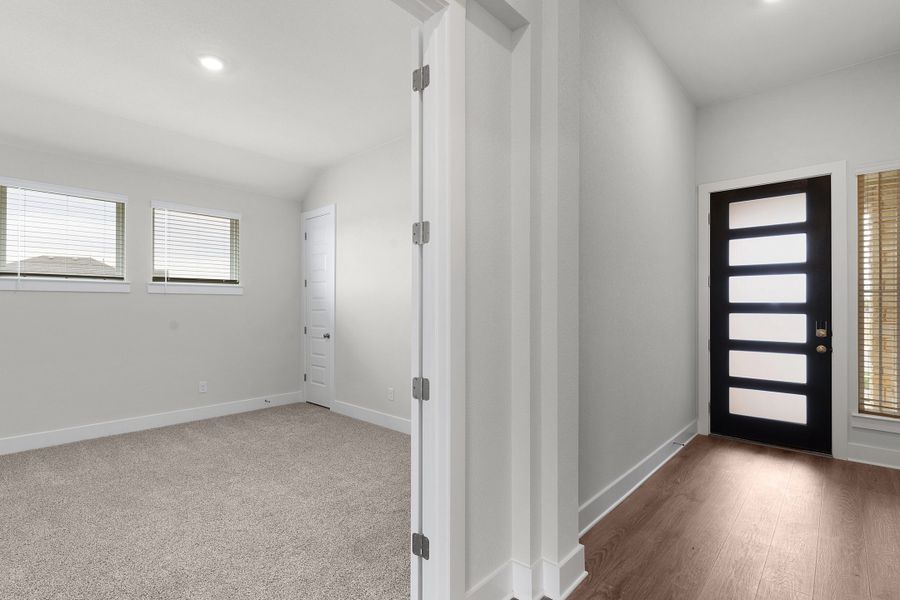 Spacious, unfurnished interior of a new home in Highland Village, Georgetown (Image 17).
