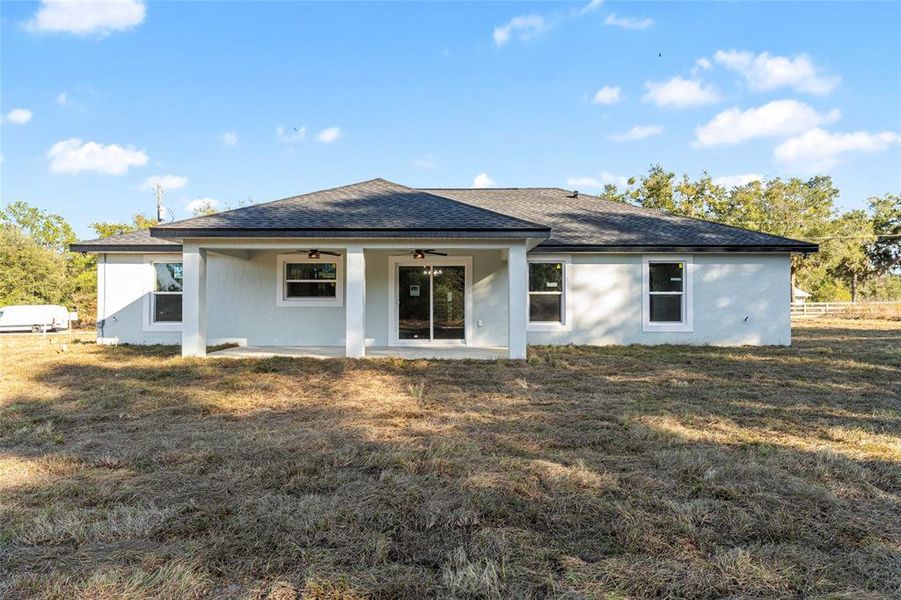 Exterior details and patio area of a home in , Dunnellon (Image 4).