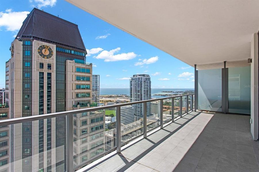 Condo located in St. Petersburg, FL showcasing its design and architecture (Image 17).