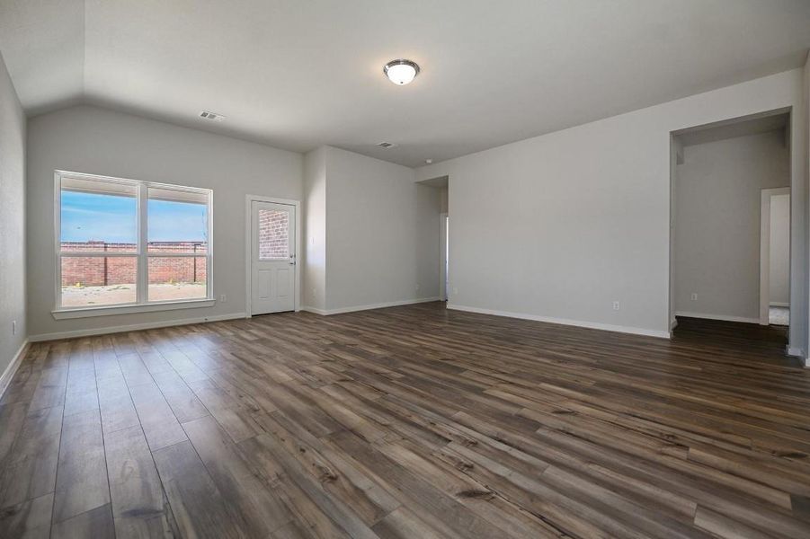 Spacious, unfurnished interior of a new home in Sunterra, Katy (Image 10).