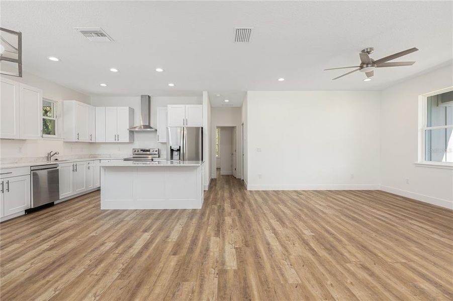Spacious, unfurnished interior of a new home in , Deland (Image 12).