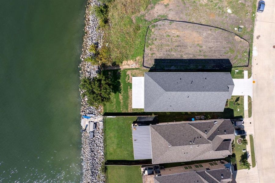 Aerial view of property and surrounding area featuring a large body of water