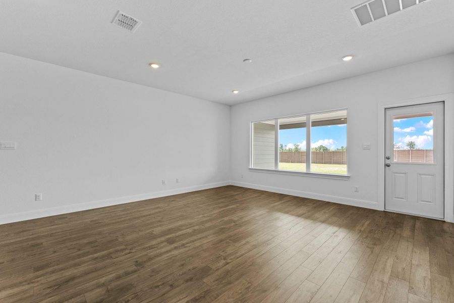 Spacious, unfurnished interior of a new home in Railhead, Cedar Creek (Image 30).