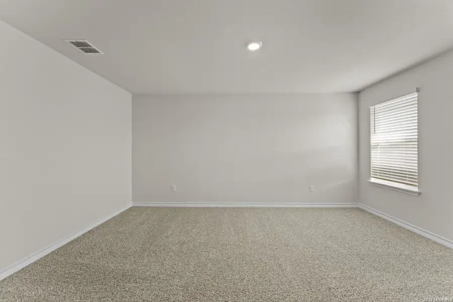Spacious, unfurnished interior of a new home in Laurel Vistas, San Antonio (Image 20).