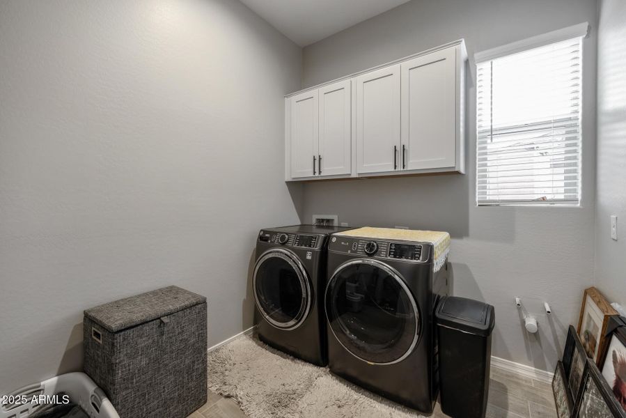 24)LAUNDRY ROOM