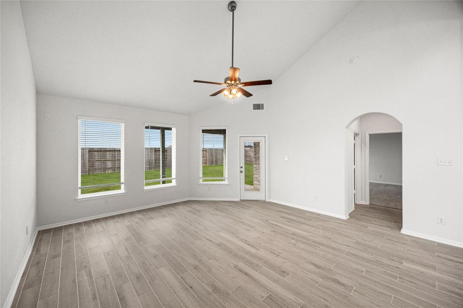 Spacious, unfurnished interior of a new home in River Ranch Meadows, Dayton (Image 22).