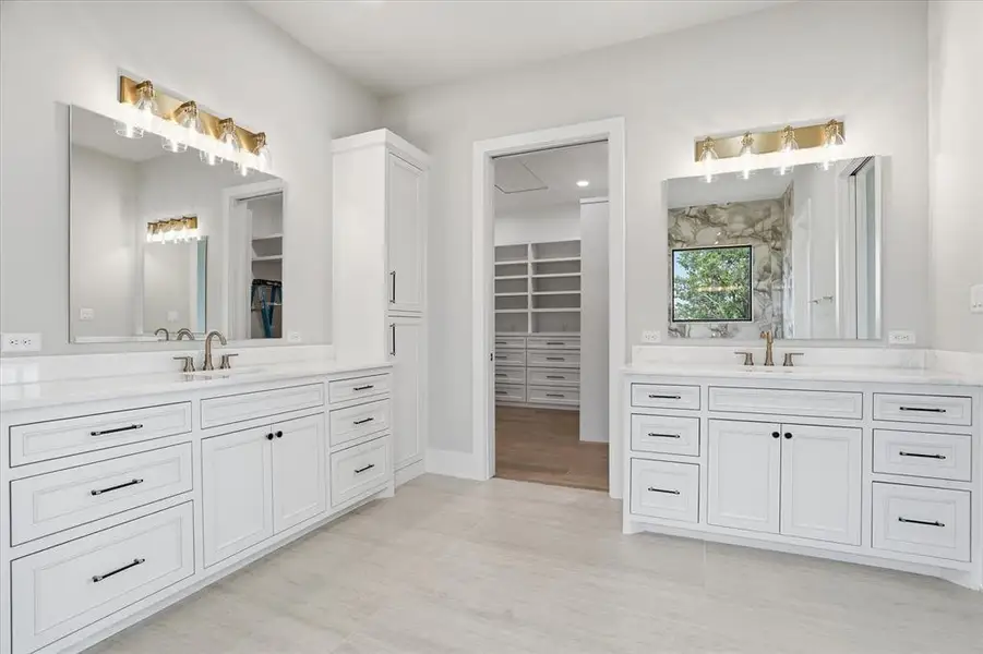 Furnished interior view inside a new home in , Strawn (Image 13).