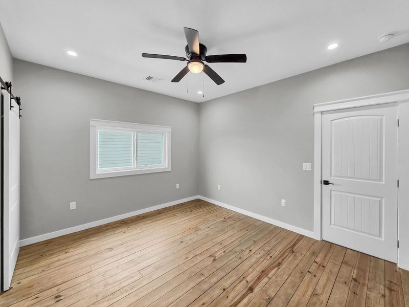 Spacious, unfurnished interior of a new home in , Crystal Beach (Image 27).
