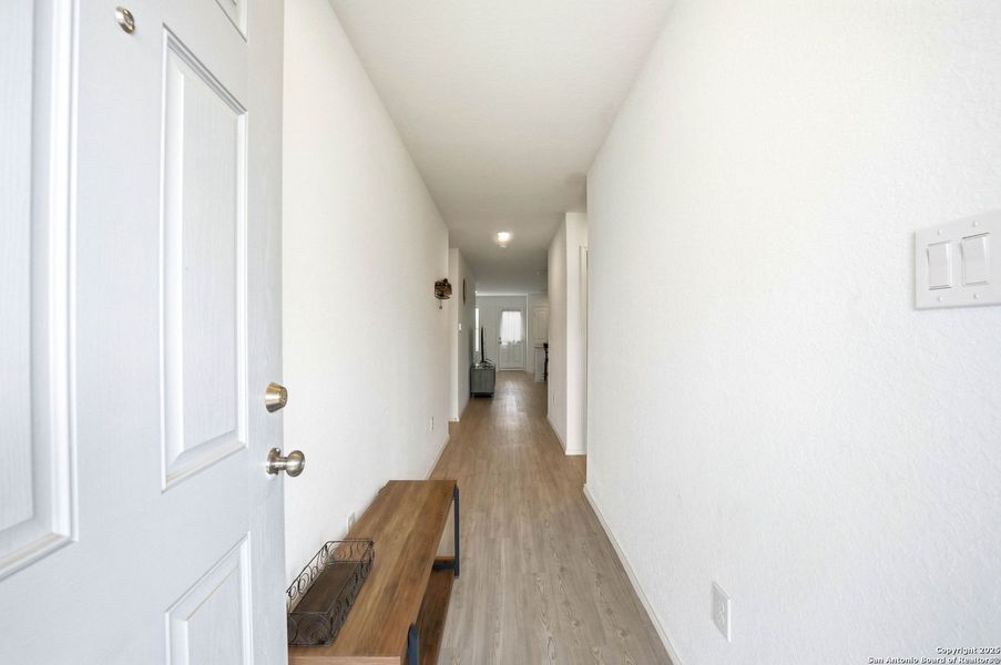 Spacious, unfurnished interior of a new home in Lodi Grove, Floresville (Image 27).