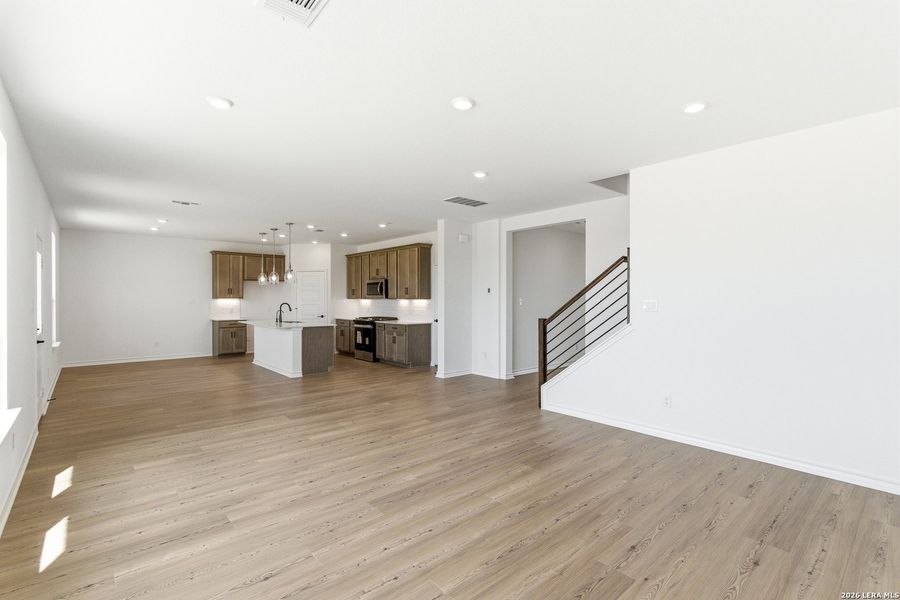 Spacious, unfurnished interior of a new home in Nopal Valley, San Antonio (Image 25).