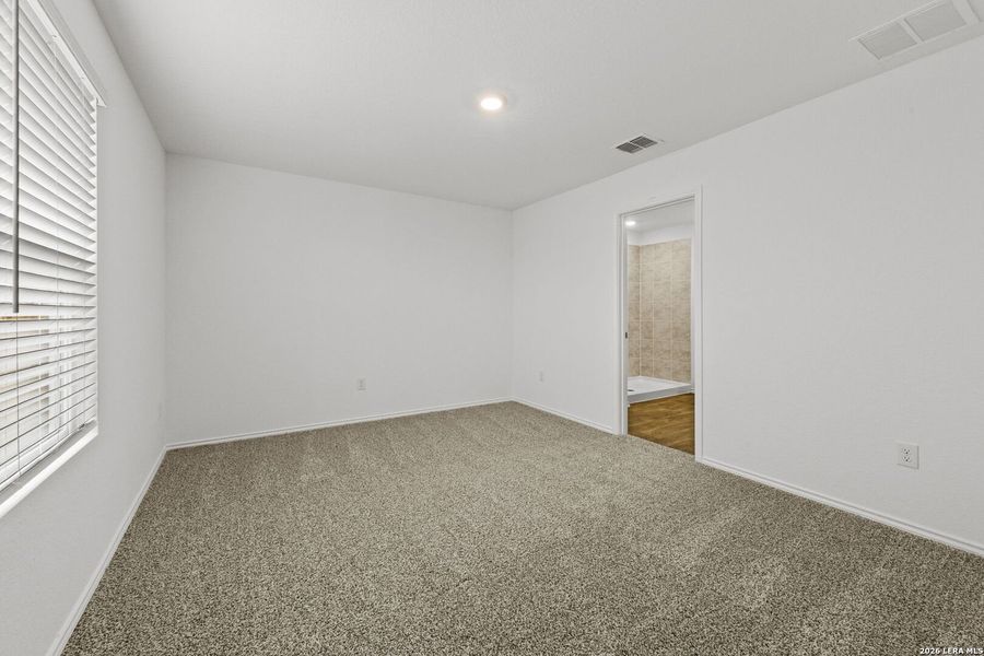 Spacious, unfurnished interior of a new home in Stonehill, San Antonio (Image 15).