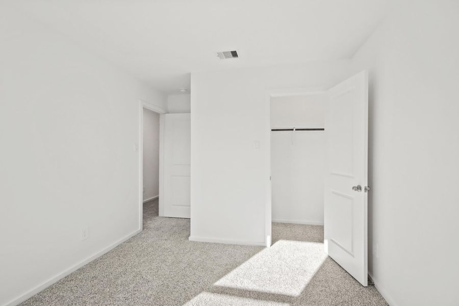 Spacious, unfurnished interior of a new home in Lexington Heights, Willis (Image 9).