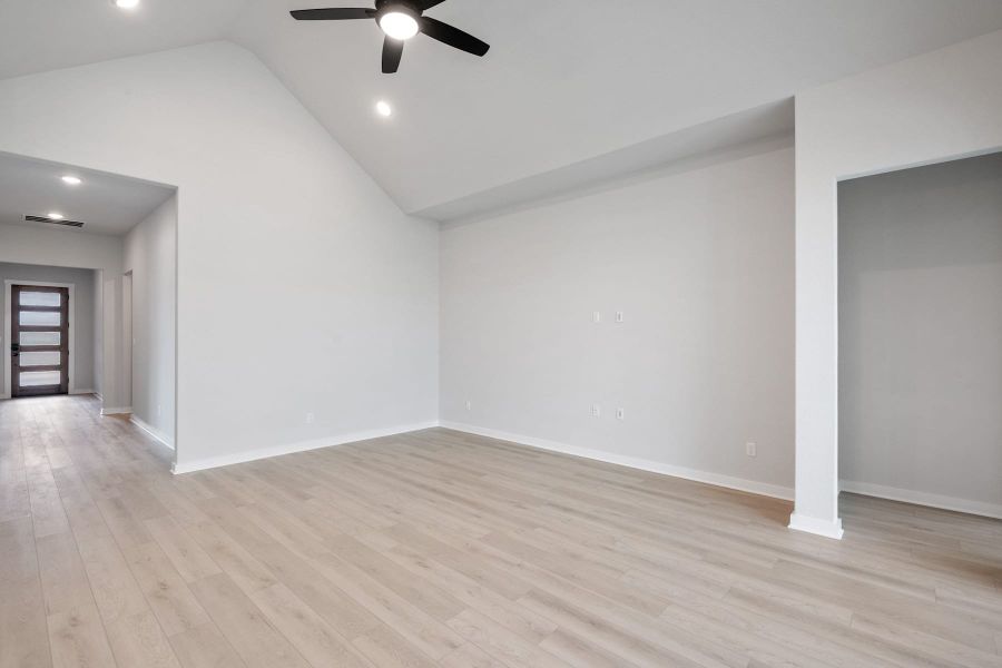 Spacious, unfurnished interior of a new home in Lariat, Liberty Hill (Image 33).