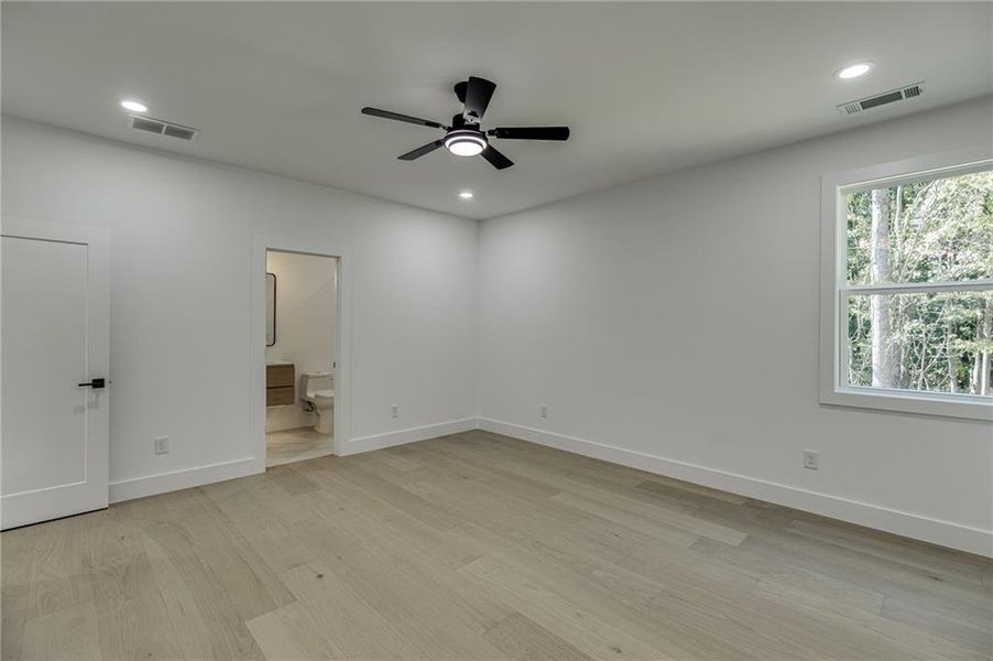 Spacious, unfurnished interior of a new home in , Gainesville (Image 75).