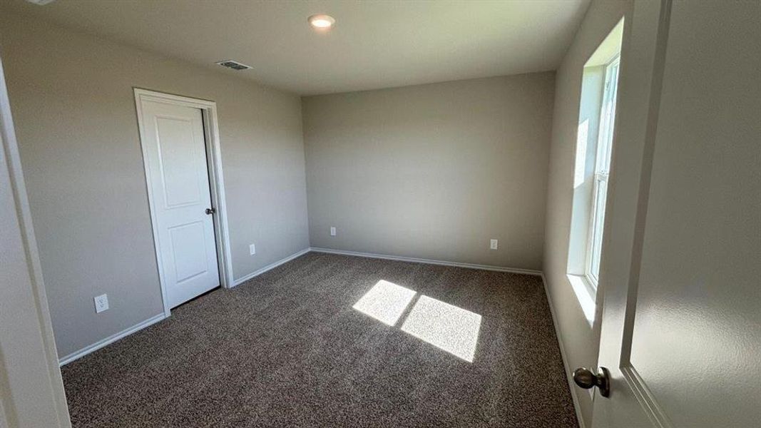 Spacious, unfurnished interior of a new home in Hickory Grove, Krum (Image 10).