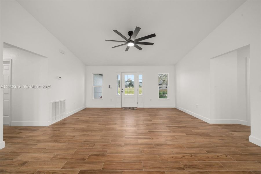 Spacious, unfurnished interior of a new home in , Sebring (Image 31).