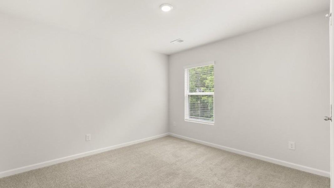 Spacious, unfurnished interior of a new home in Oaks at Cedar Grove, Fairburn (Image 15).