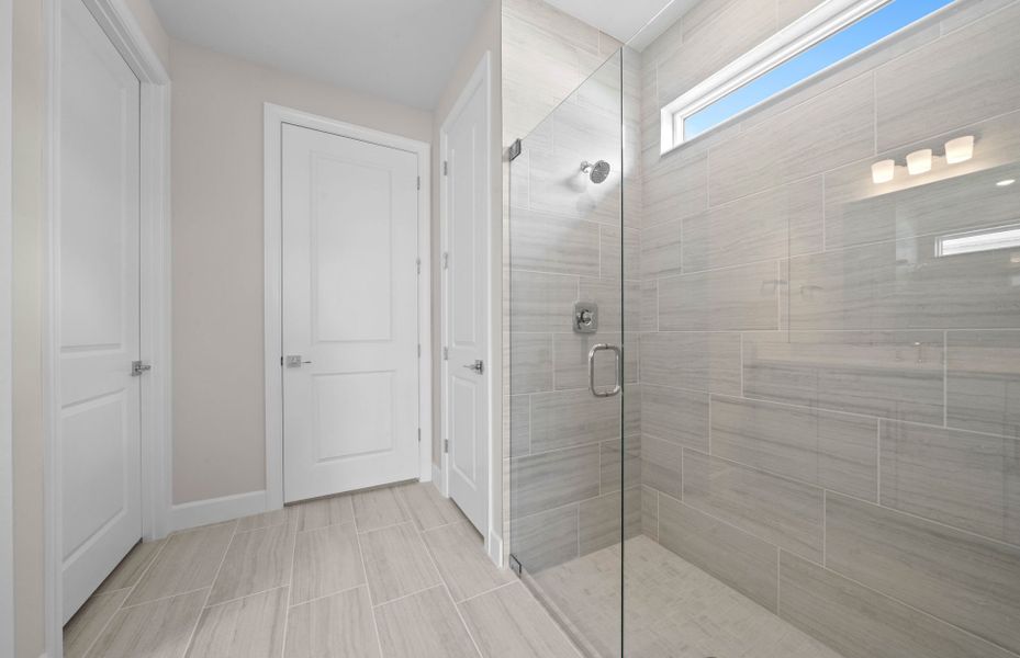 Spacious, unfurnished interior of a new home in Del Webb Oak Creek, North Fort Myers (Image 14).