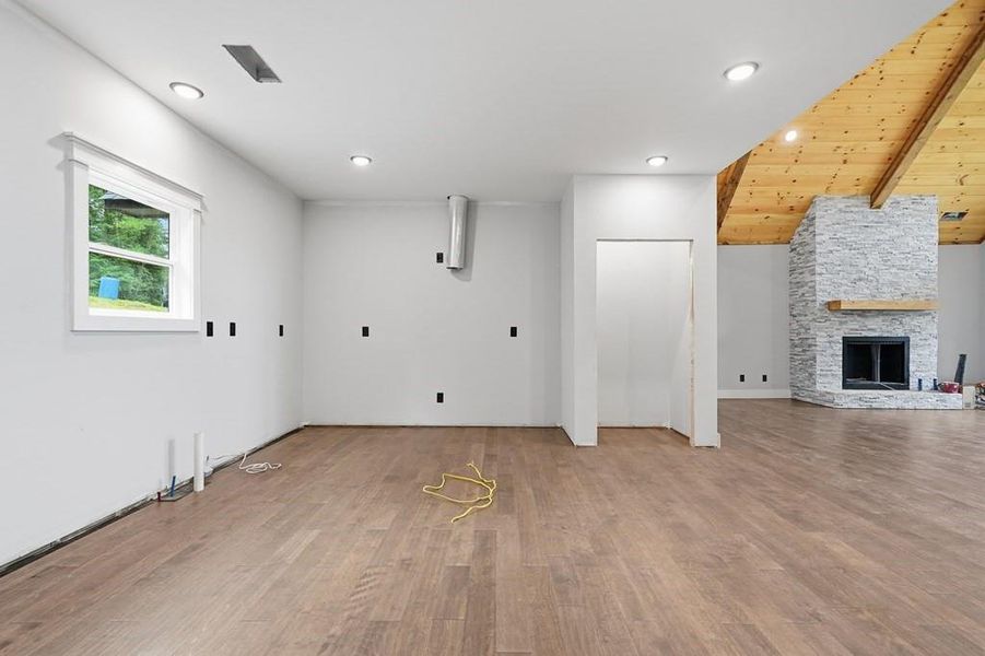 Spacious, unfurnished interior of a new home in , Ellijay (Image 18).