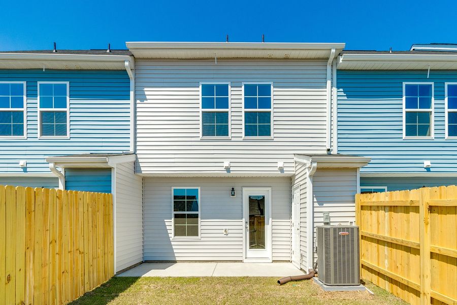 Exterior details and patio area of a home in Astoria, Columbia (Image 19).