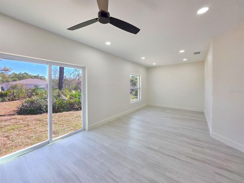 Spacious, unfurnished interior of a new home in , Deland (Image 18).