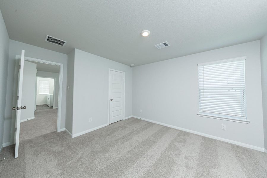 Spacious, unfurnished interior of a new home in Cliffstone Hills, Conroe (Image 9).