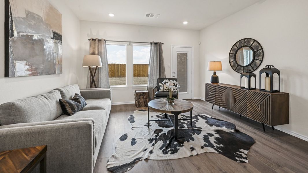 Representative furnished interior of a home built from the Hanna by D.R. Horton in Cottonwood, Dorchester (Image 7).