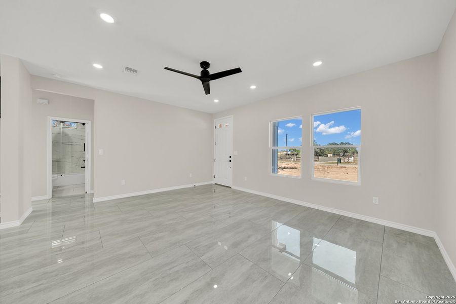 Spacious, unfurnished interior of a new home in , Natalia (Image 16).