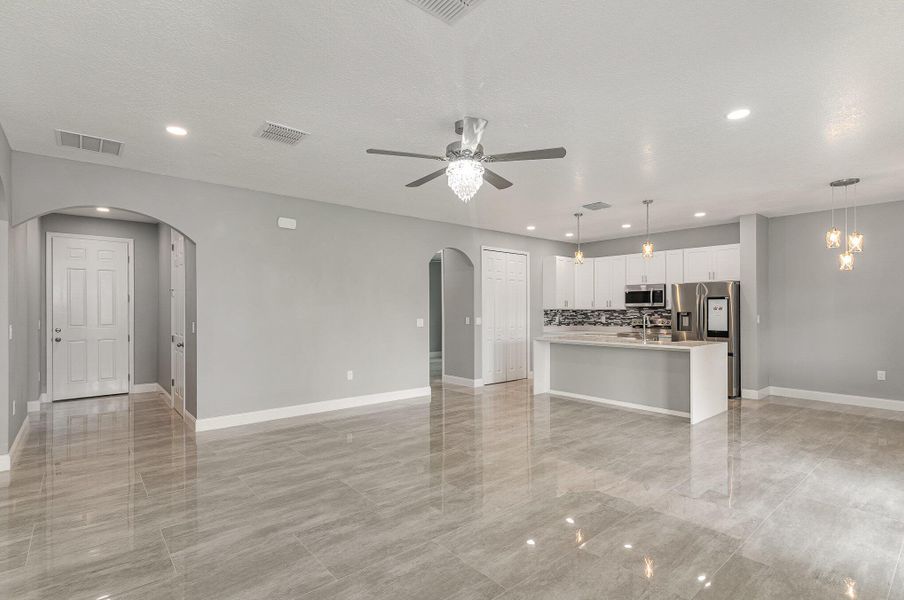 Spacious, unfurnished interior of a new home in , Palm Bay (Image 19).