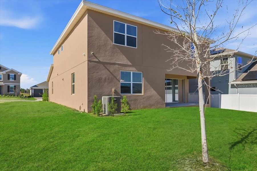Exterior details and patio area of a home in Hills of Minneola, Minneola (Image 3).