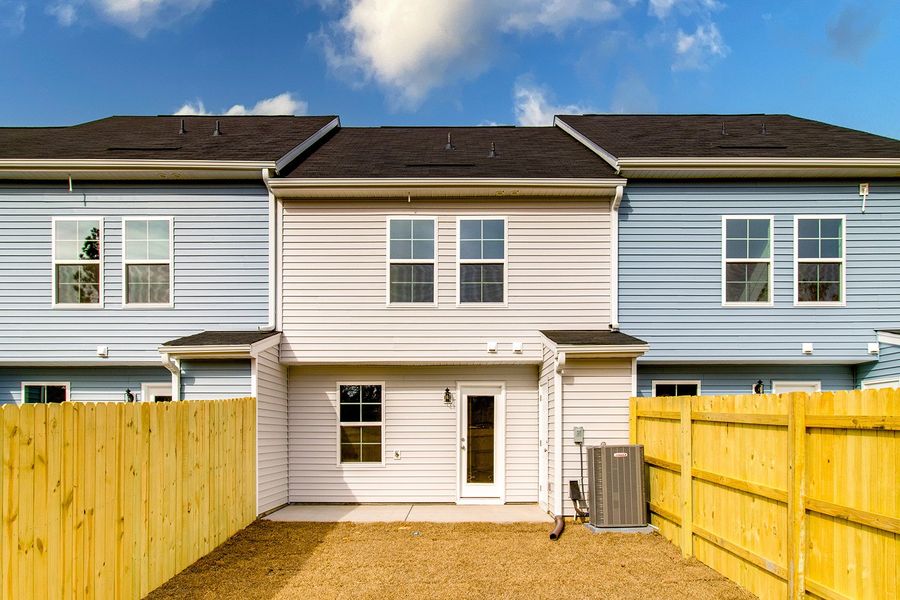 Exterior details and patio area of a home in Astoria, Columbia (Image 18).