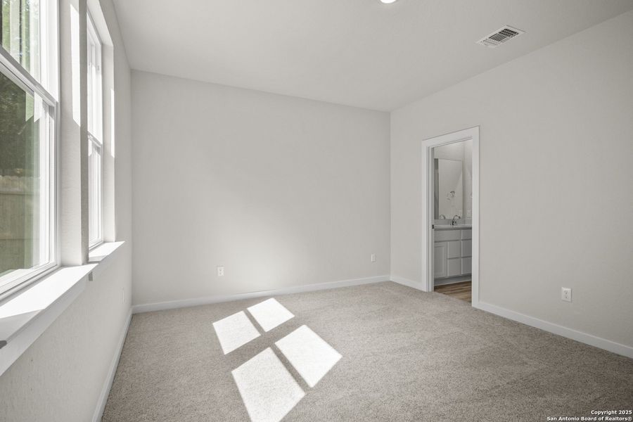 Spacious, unfurnished interior of a new home in Rosemont Hill, San Antonio (Image 19).