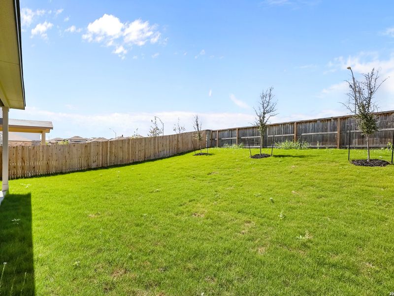 Exterior details and patio area of a home in Comanche Ridge, San Antonio (Image 27).