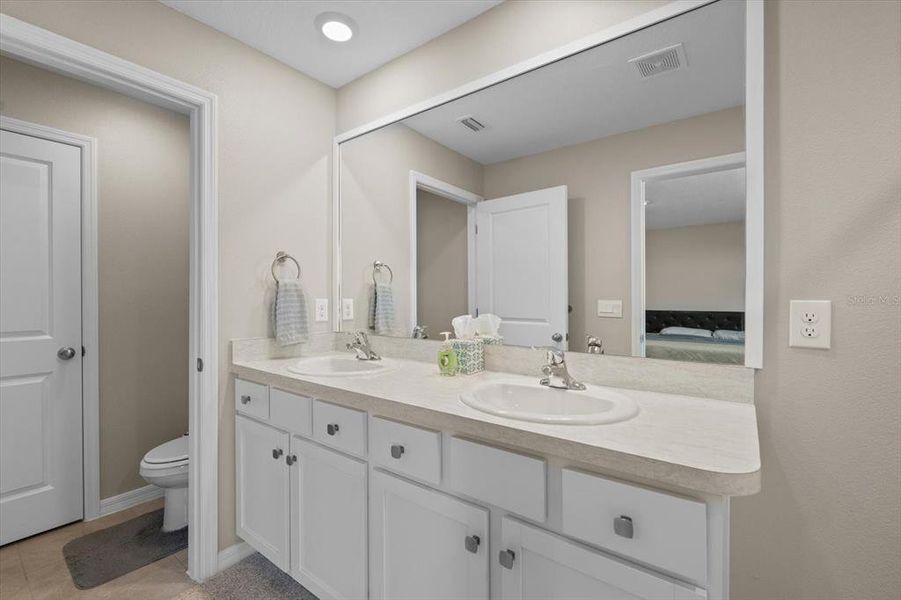 Furnished interior view inside a new home in Silverstone North, Palmetto (Image 37).