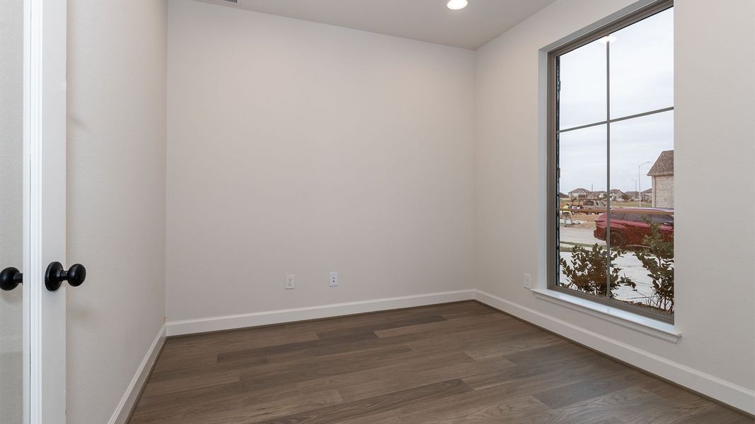 Spacious, unfurnished interior of a new home in Lakes of Cane Island, Katy (Image 16).