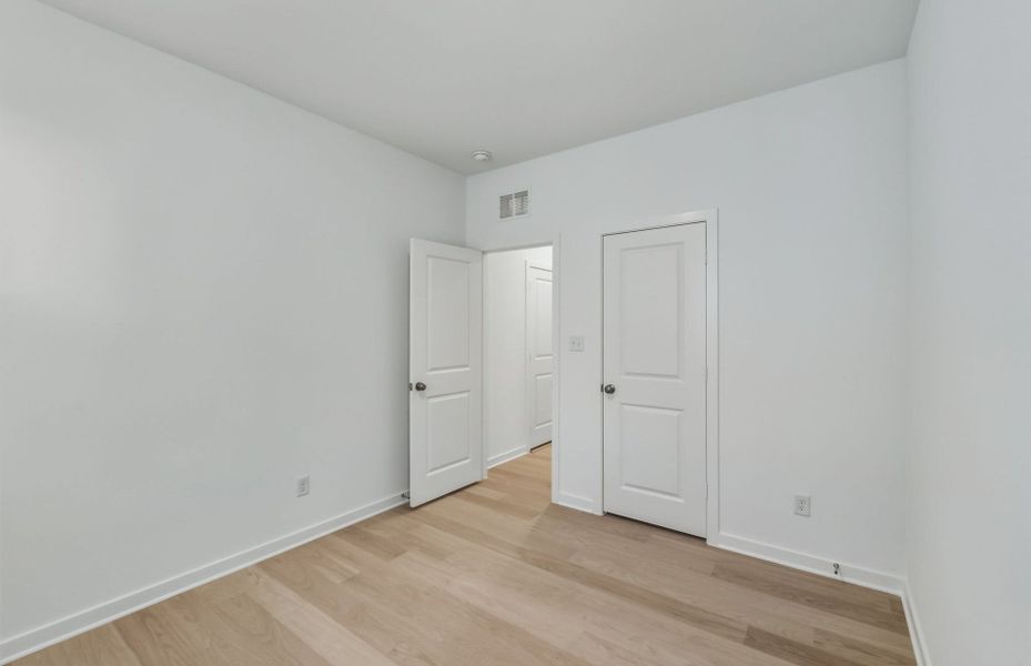 Spacious, unfurnished interior of a new home in Sunfield, Buda (Image 38).